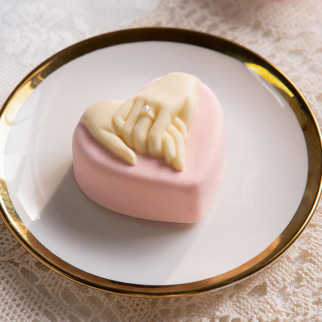 拿着手慕斯蛋糕