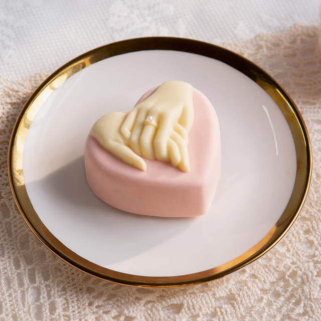 拿着手慕斯蛋糕