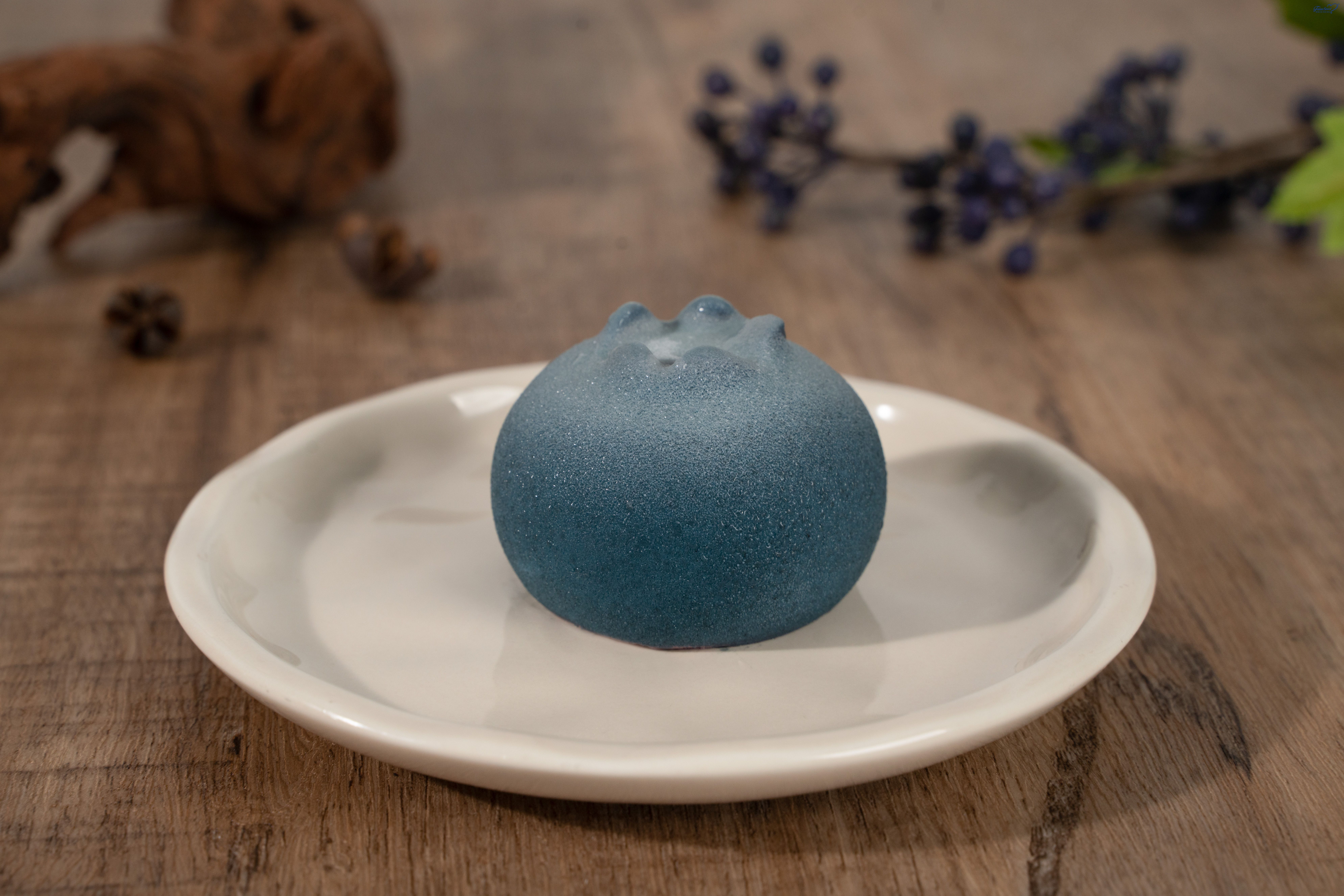 Mustikan muotoinen moussekakku