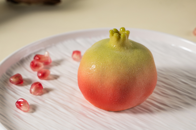 精美的石榴慕斯蛋糕