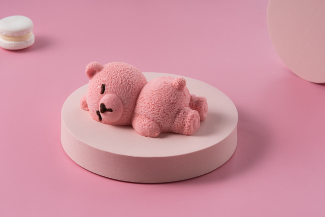 可愛的小熊草莓慕斯蛋糕