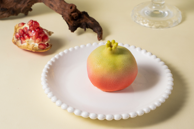 精致石榴慕斯蛋糕